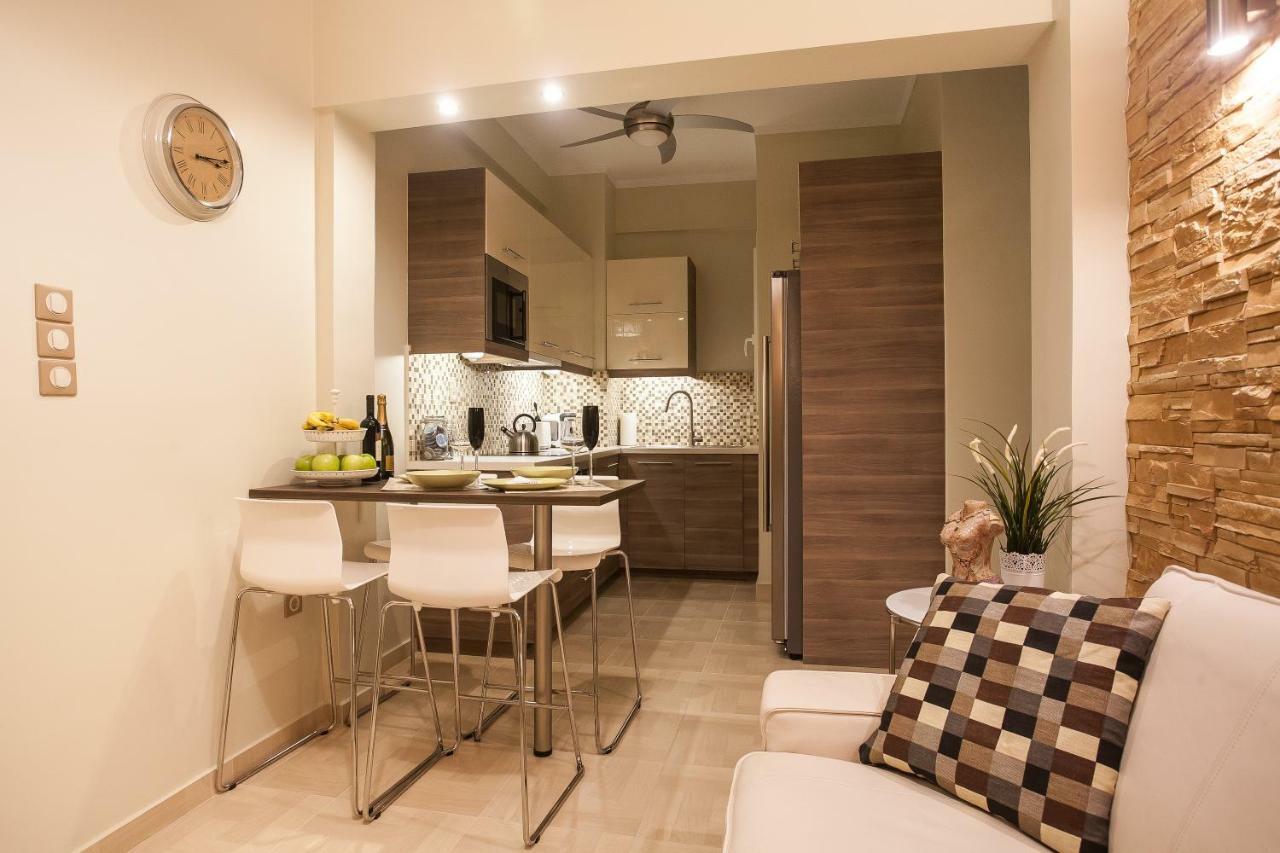 Pretty Rooms In Gold And Blue Apartment In Safe Central Area Ateny Zewnętrze zdjęcie